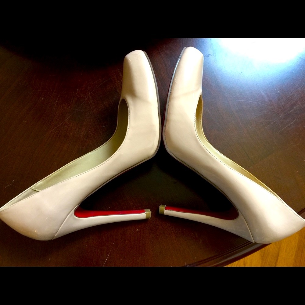 Louboutin like new creme colored pumps- like new!!